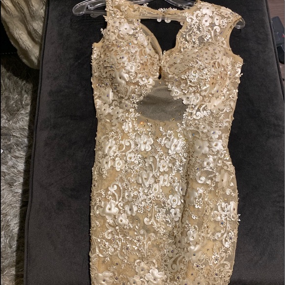 Beautiful dress with a cape that is detachable ! - Picture 4 of 9